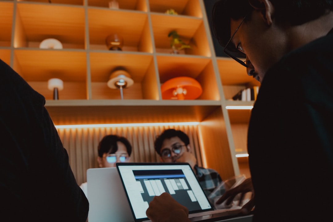 Si të Bashkëpunoni me Dizajnerin Grafik për të Marrë Rezultatin e Dëshiruar